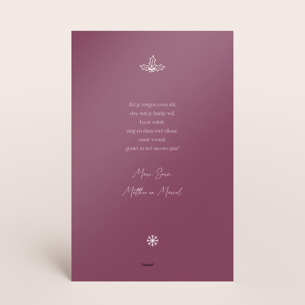 Kerstkaart warm wishes met grappige AI-illustratie van familie in kopje TA1188-2600093-03-1