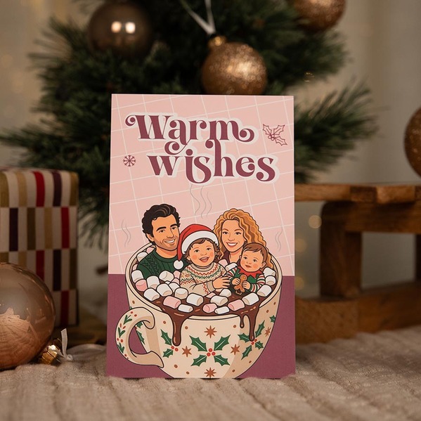 Kerstkaart warm wishes met grappige AI-illustratie van familie in kopje TA1188-2600093-03-100
