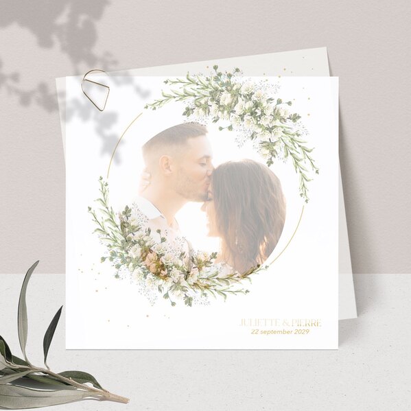 stijlvolle trouwkaart met kalkpapier en foto in bloemenkrans TA0110-2200018-03 1