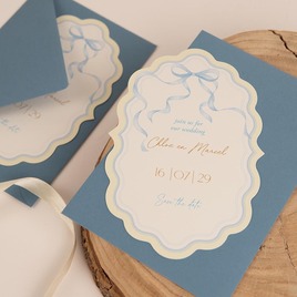 trouwkaart met originele vorm en elegante strik TA0110-2600094-03 3