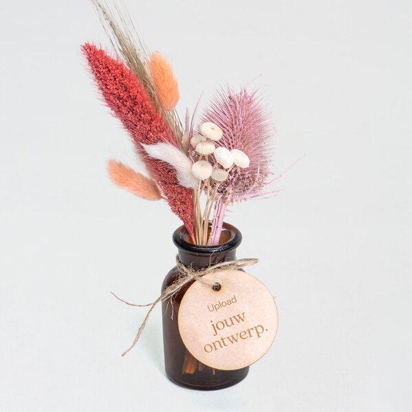 bruin vaasje met roze droogbloemen en gepersonaliseerd houten label TA03921-2300003-03 1