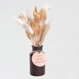 bruin vaasje met droogbloemen naturel wit en houten label TA03921-2300005-03 1