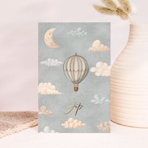 Dromerig geboortekaartje met luchtballon en goudfolie