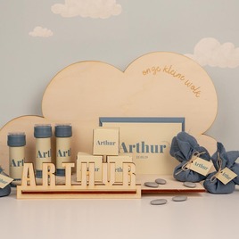 minimalistisch geboortekaartje in butter yellow met naam in babyblauw TA05500-2600075-03 4