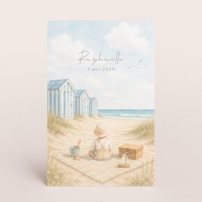 Lieve geboortekaart met personaliseerbare illustratie van kindje aan zee
