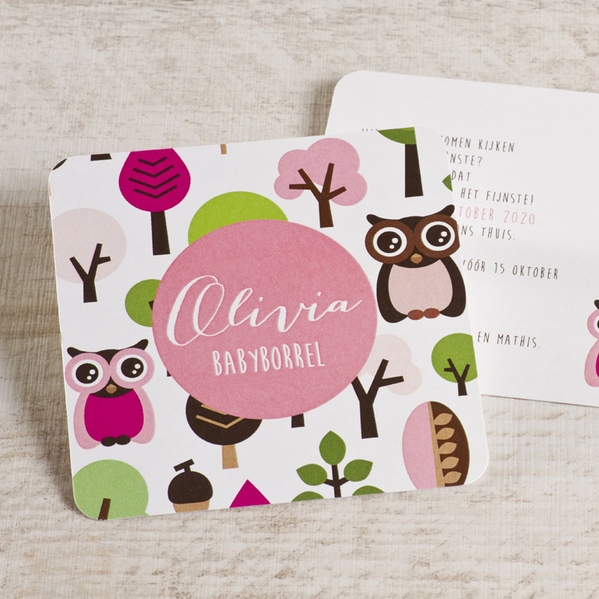 kleurrijk-kaartje-met-uiltjes-in-het-bos-in-roze-tinten-TA0557-1600015-03-1