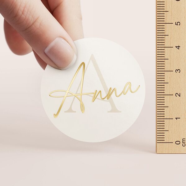 ronde naamsticker met naam in goudfolie en initiaal TA05905-2600068-03 2