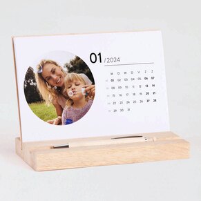 stijlvolle-staande-bureaukalender-met-foto-s-op-houten-staander-TA0884-2100012-03-1