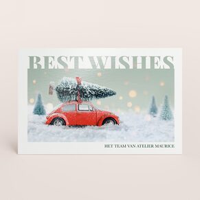 Zakelijke kerstkaart met miniatuur autootje in sneeuwlandschap of eigen foto