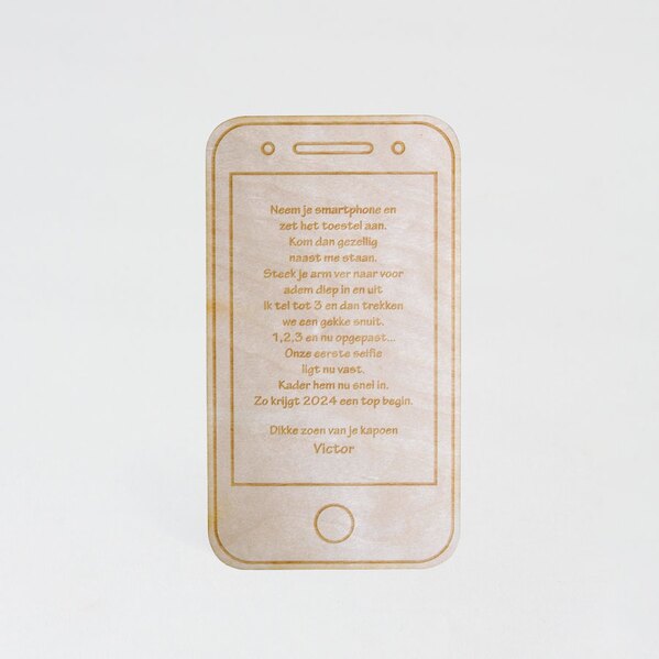 houten nieuwjaarsbrief smartphone met eigen tekst TA1188-2300206-03 1