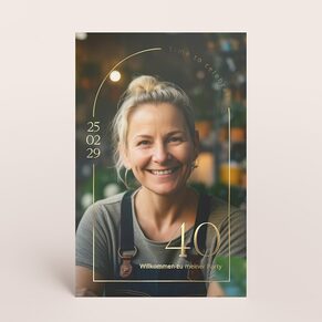 Einladungskarte zum runden Geburtstag mit goldenem Fensterbogen und Foto