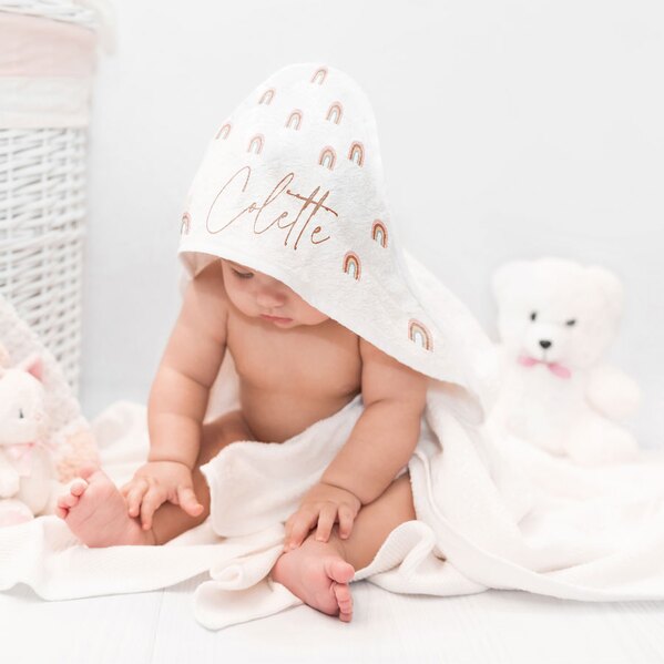 baby badcape met naam en regenboogjes TA14803-2200007-03 1