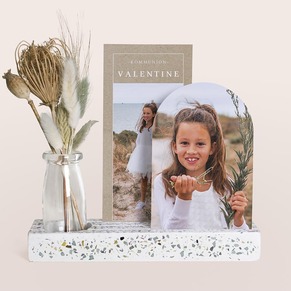 Grüner Terrazzo-Fotohalter mit Foto, eigenem Text und Vase mit Trockenblumen