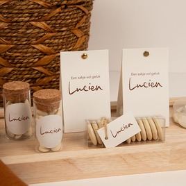 klassiek naamlabel wit met naam in bruin TA1555-2600054-03 2